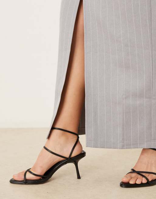 ASOS DESIGN - Grå midaxi-kjole med nålestriber samt bandeausnit og slids fortil, 4 af 4