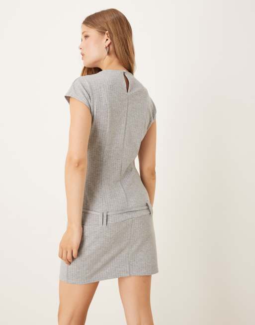 ASOS DESIGN - Grå minikjole med vingeærmer, bælte og nålestriber, 3 af 4