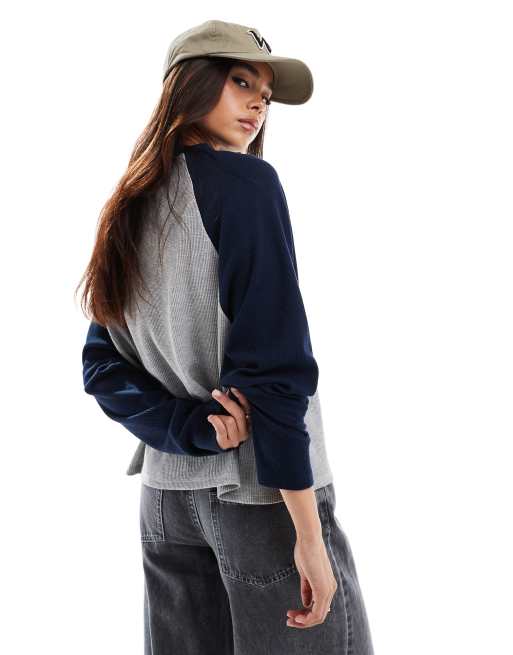 ASOS DESIGN – Grå och marinblå topp med långa raglanärmar och våffeltextur, 4 av 4
