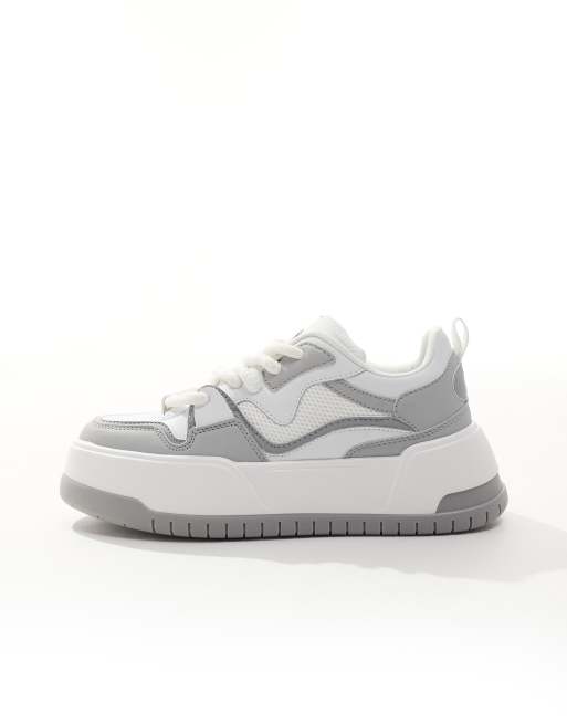 ASOS DESIGN – Grå och vita sneakers med kraftig sula, 2 av 5
