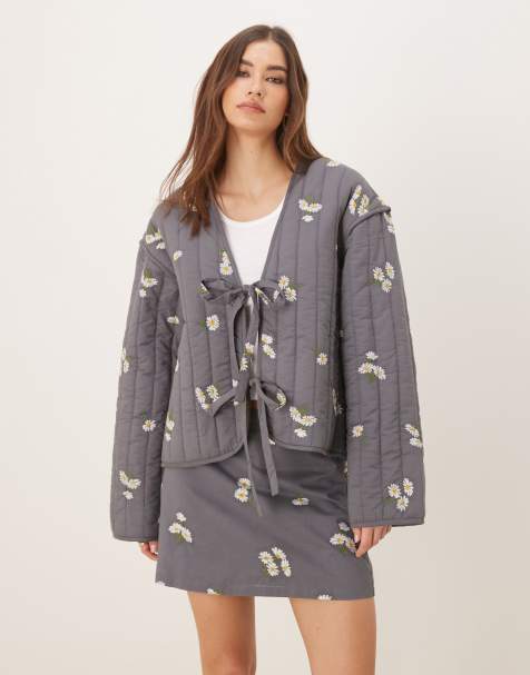 ASOS DESIGN - Grå og forvasket jakke i quiltet materiale med broderi og bindebånd fortil - view 1