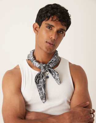 ASOS DESIGN – Grå, ormskinnsmönstrad scarf i satin - view 1