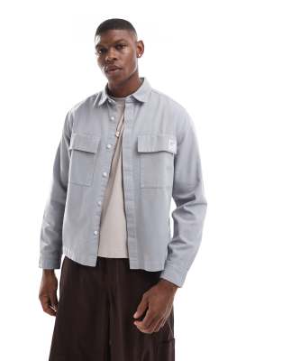 ASOS DESIGN - Grå overskjorte med mærkedetalje i firkantet pasform - view 1