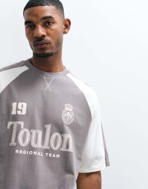 ASOS DESIGN – Grå, panelsydd t-shirt i oversize med fotbollstryck - view 1