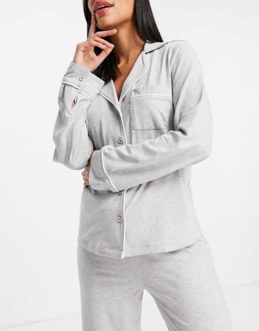 ASOS DESIGN – Grå pyjamas med långärmad skjorta och byxor med kontrasterande kantband, 4 av 4
