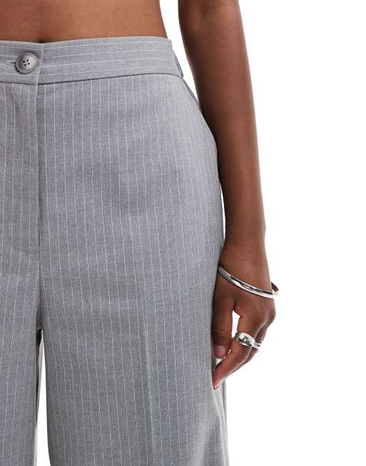 ASOS DESIGN – Grå, randiga och figursydda byxor med raka ben och avslappnad passform, 4 av 5