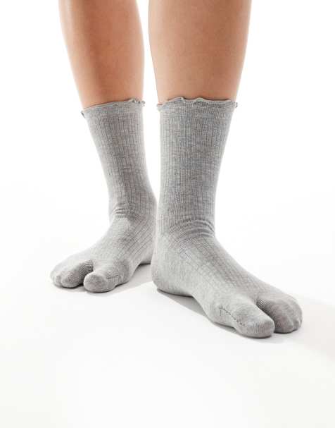ASOS DESIGN - Grå ribstrikkede sokker med opdelte tæer og flæsedetalje - view 1