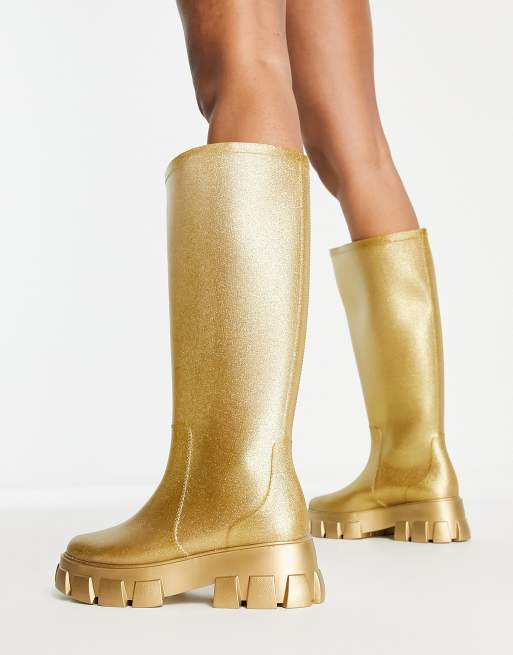 ASOS DESIGN – Gracie – Guldglittriga, knähöga gummistövlar med grov sula, 2 av 4