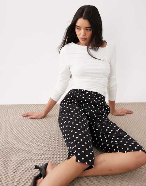 ASOS DESIGN – Gräddvit, åtsmitande topp med långa ärmar, asymmetrisk båtringning och rynkning i sidan - view 1
