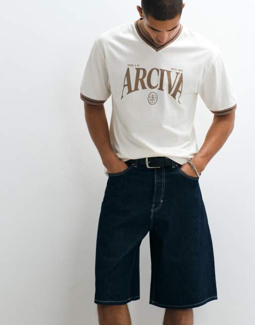 ASOS DESIGN – Gräddvit, avslappnad t-shirt med kantrand och Arciva-tryck, 2 av 5