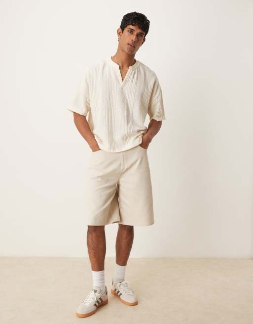 ASOS DESIGN – Gräddvit, boxig t-shirt i oversize med v-ringning, sänkt axelsöm och textur , 2 av 4