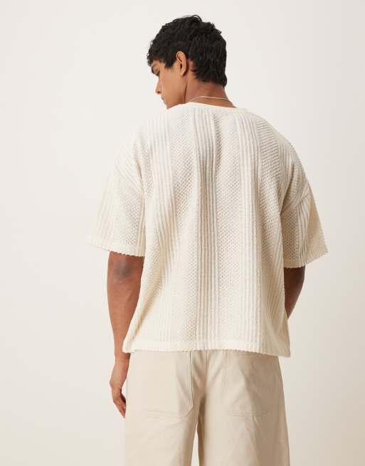 ASOS DESIGN – Gräddvit, boxig t-shirt i oversize med v-ringning, sänkt axelsöm och textur , 3 av 4