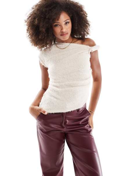 ASOS DESIGN – Gräddvit, fluffigt stickad topp med snurrade axelband - view 1
