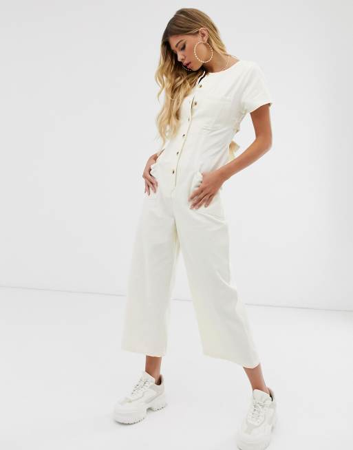 ASOS DESIGN – Gräddvit jumpsuit i denim med knäppning och bar rygg
