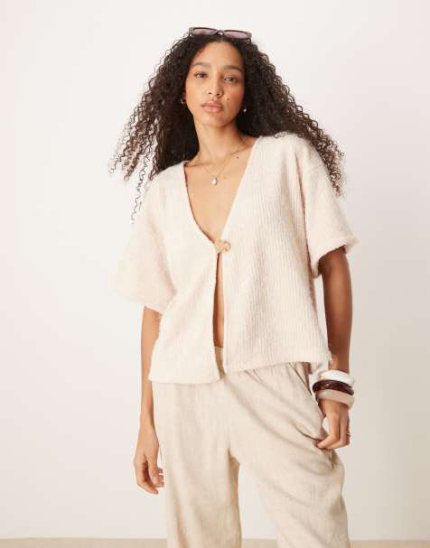 ASOS DESIGN – Gräddvit kofta i fluffig chenille med guldiga knappar och korta ärmar - view 1