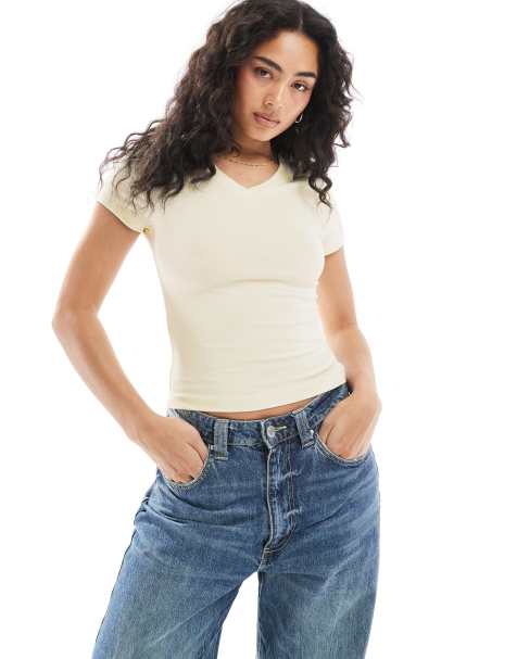 ASOS DESIGN – Gräddvit, kort t-shirt med v-ringning - view 1