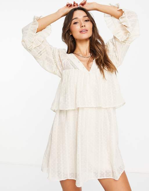 ASOS DESIGN – Gräddvit miniklänning i 70-talsstil med spetsinslag och panelsydd kjol