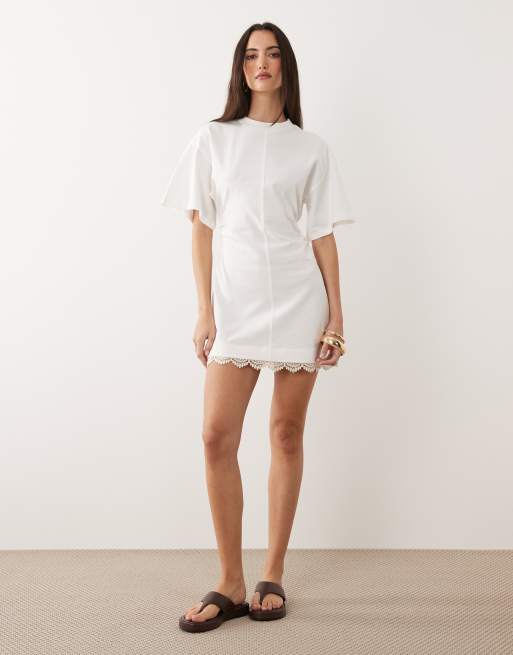 ASOS DESIGN – Gräddvit miniklänning med indragen midja och spetsdetaljer , 2 av 4