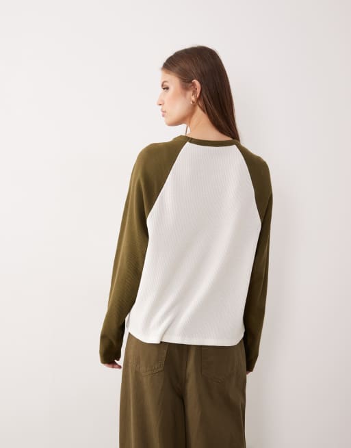 ASOS DESIGN – Gräddvit och olivgröna topp med långa raglan-ärmar och våffelstruktur, 3 av 4