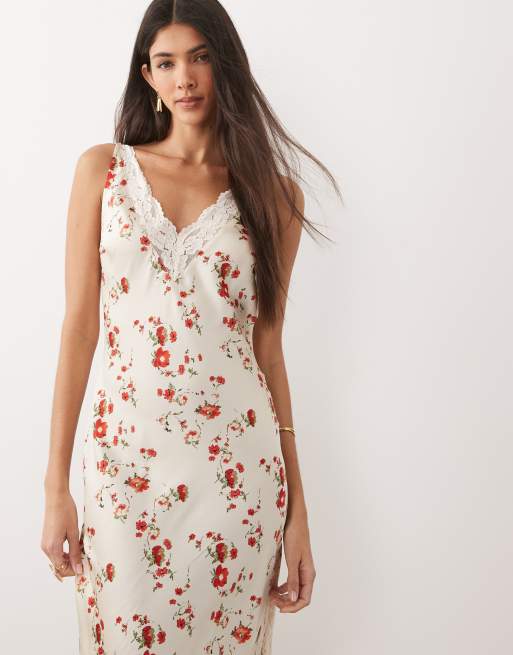 ASOS DESIGN – Gräddvit och rödblommig maxiklänning i matt satin med spets och v-ringning, 2 av 4