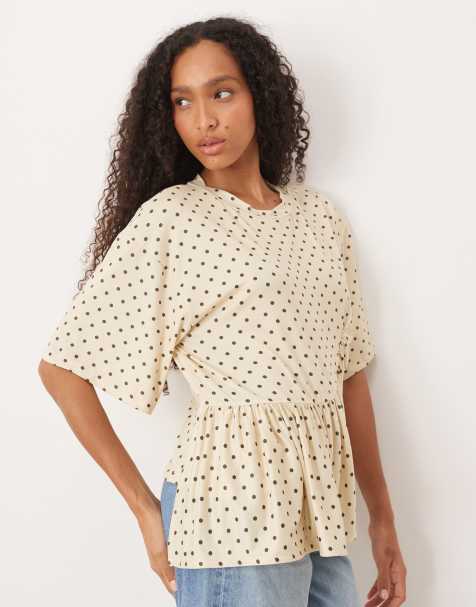 ASOS DESIGN – Gräddvit, prickig t-shirt med boxig passform och asymmetrisk peplum-modell - view 1