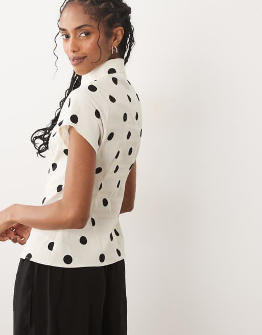 ASOS DESIGN – Gräddvit, prickig topp med mandarinkrage och asymmetriska knappar, 3 av 4