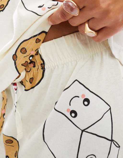 ASOS DESIGN – Gräddvit pyjamas med långärmad topp och byxor med mjölk- och kakmönster, 2 av 4