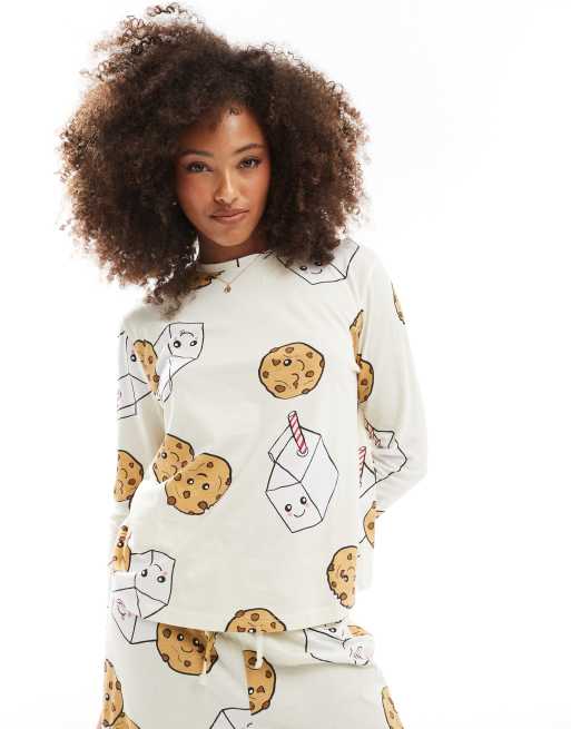 ASOS DESIGN – Gräddvit pyjamas med långärmad topp och byxor med mjölk- och kakmönster, 3 av 4