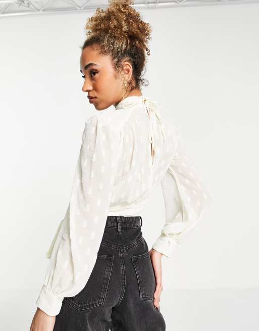 ASOS DESIGN – Gräddvit skir topp med struktur, hög krage och knytning baktill, 2 av 4