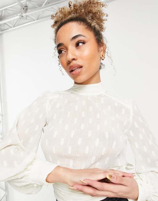 ASOS DESIGN – Gräddvit skir topp med struktur, hög krage och knytning baktill, 3 av 4