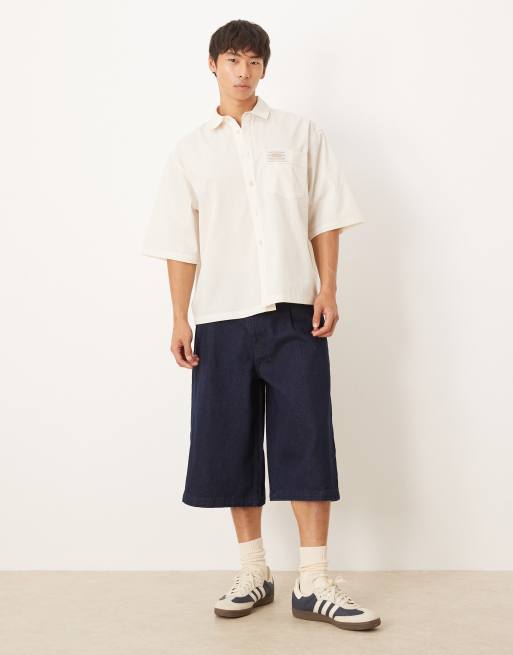 ASOS DESIGN – Gräddvit skjorta med boxig oversize-passform och påsytt märke på bröstet, 2 av 4
