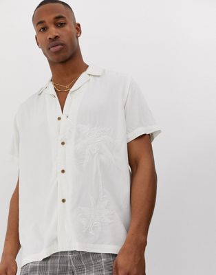ASOS DESIGN – Gräddvit skjorta med palmbroderi och normal passform