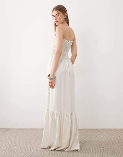 ASOS DESIGN – Gräddvit, smockad maxiklänning med bandeau-ringning , 4 av 4