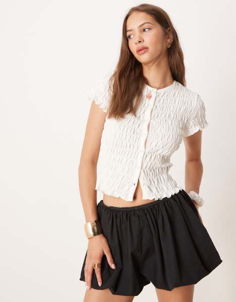 ASOS DESIGN – Gräddvit, smockad topp med rund halsringning och knappar - view 1