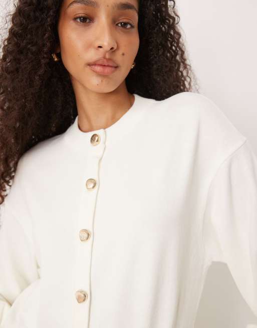 ASOS DESIGN – Gräddvit, strukturstickad kofta med rund halsringning och guldfärgade knappar, 3 av 4