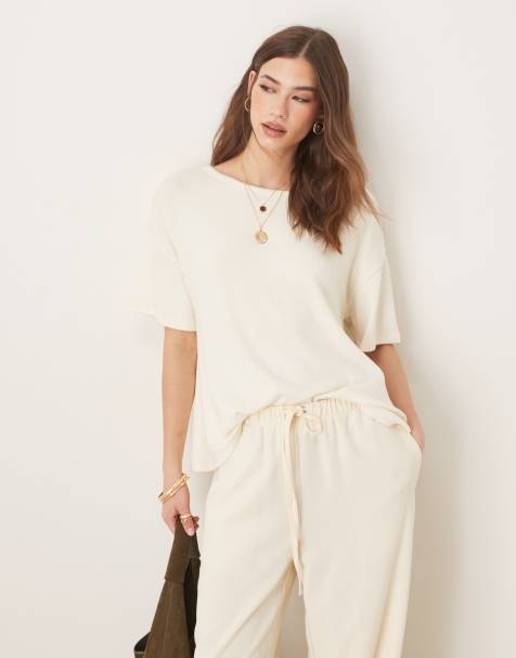ASOS DESIGN – Gräddvit, strukturstickad t-shirt med ojämn fåll - view 1