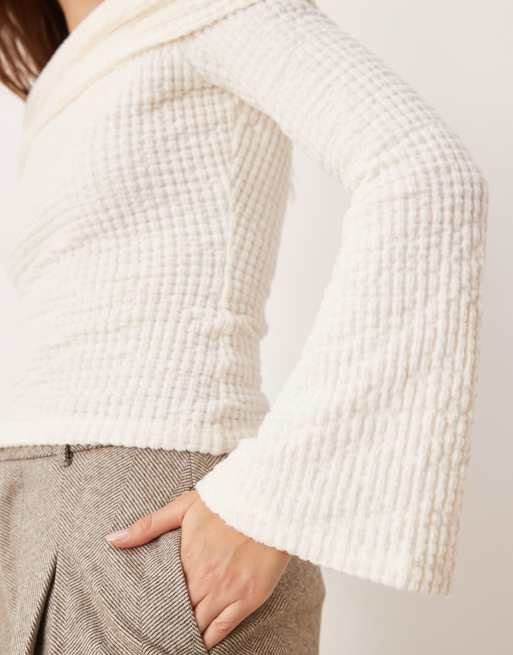 ASOS DESIGN – Gräddvit, supermjuk topp med bardotringning, utsvängda ärmar och bubblig struktur, 2 av 4