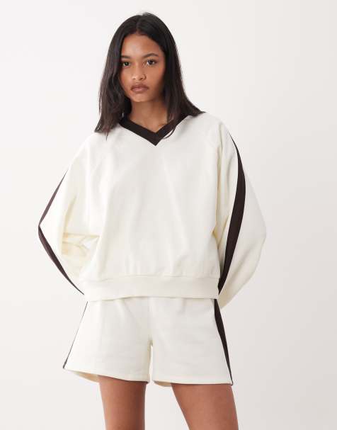 ASOS DESIGN – Gräddvit sweatshirt med v-ringning och marinblå ränder, del av set - view 1