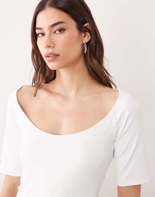 ASOS DESIGN – Gräddvit t-shirt i polyamid med vida djup halsringning och udda ärmar, 3 av 4