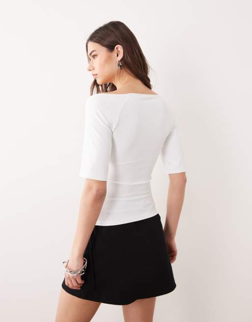 ASOS DESIGN – Gräddvit t-shirt i polyamid med vida djup halsringning och udda ärmar, 4 av 4
