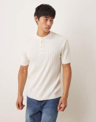 ASOS DESIGN – Gräddvit t-shirt med halsringning i henleystil och muscle fit - view 1