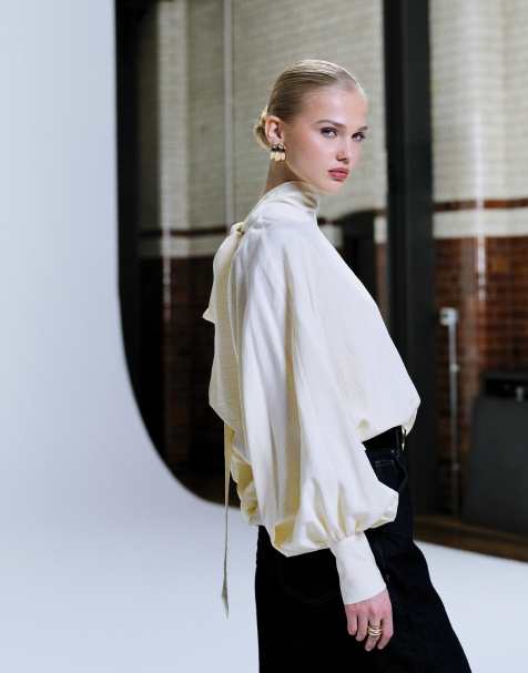 ASOS DESIGN – Gräddvit, texturerad klänning med smock och knytdetalj - view 1