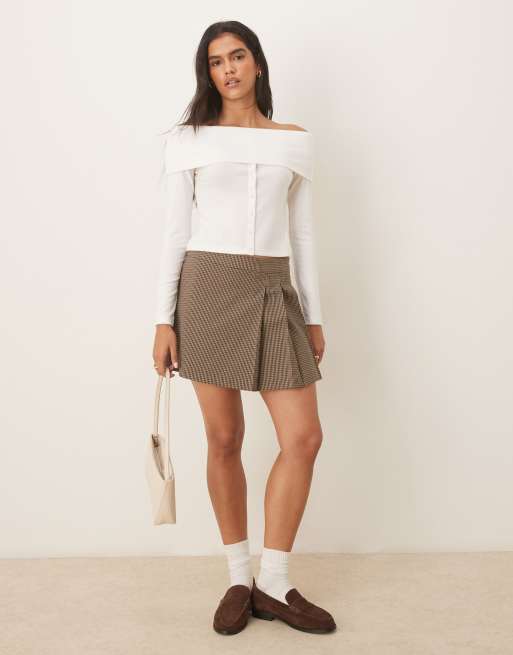 ASOS DESIGN – Gräddvit topp i off shoulder-modell med knappar, 2 av 4