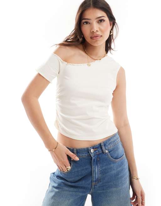 ASOS DESIGN – Gräddvit topp i off shoulder-modell med uddkant