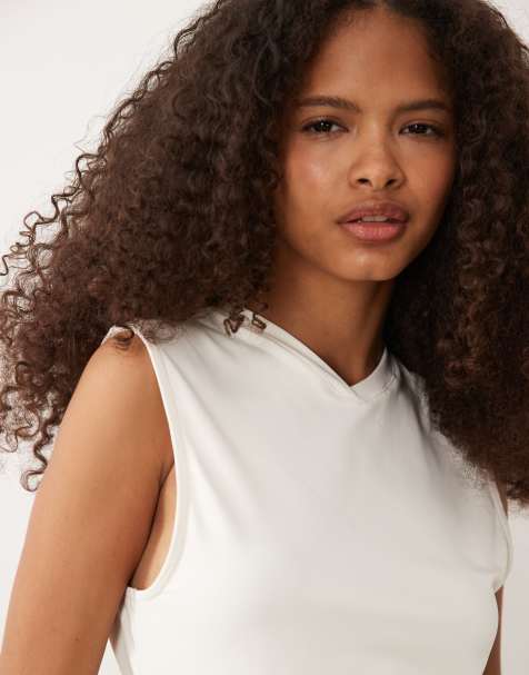 ASOS DESIGN – Gräddvit topp i polyamid med hög v-detalj - view 1