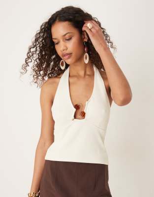ASOS DESIGN – Gräddvit topp med halterneck och dekorativ detalj - view 1