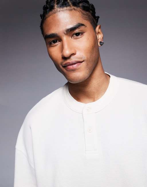 ASOS DESIGN – Gräddvit, våfflad t-shirt i oversize med boxig passform och henleykrage , 3 av 4