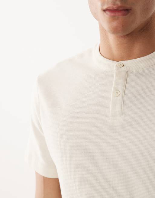 ASOS DESIGN – Gräddvit, våfflad t-shirt i regular fit med henleykrage, 3 av 5