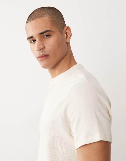 ASOS DESIGN – Gräddvit, våfflad t-shirt i regular fit med henleykrage, 4 av 5