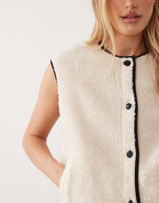 ASOS DESIGN – Gräddvit väst i teddyfleece med knäppning och kontrasterande kantband, 3 av 4